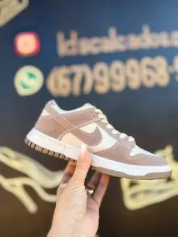 Tênis Nike Dunk Amêndoa com Bege