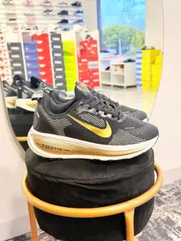 Tênis Nike Vomero Preto com Dourado - Código 16