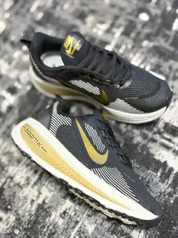 Tênis Nike Vomero Preto com Dourado