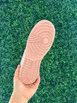Tênis Nike Dunk Rose e Branco