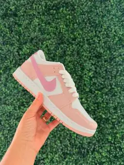 Tênis Nike Dunk Rose e Branco