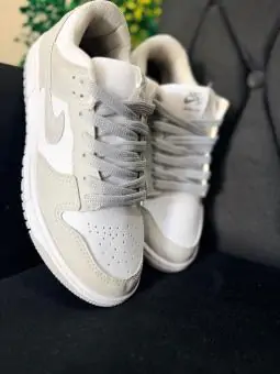 Tênis Nike Dunk Cinza com Branco