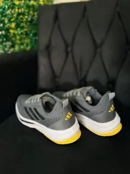 Tênis Adidas Supernova Grafite com detalhe Amarelo