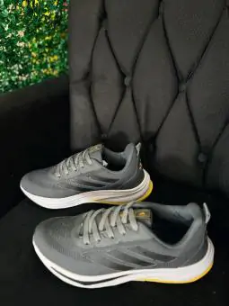 Tênis Adidas Supernova Grafite com detalhe Amarelo